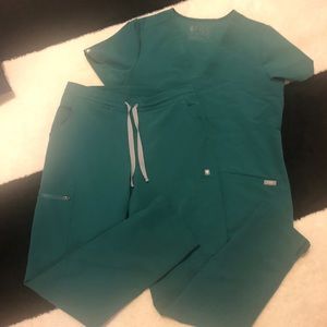 Figs Scrub set in Hunter Green